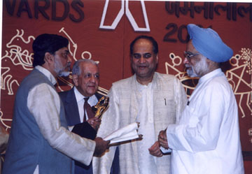 Dr. Rajvanshi receiving the award from Dr. Manmohan Singh